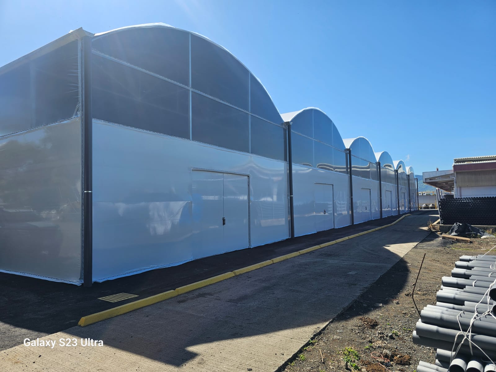 Bodegas modulares y estructuras agrícolas vista aérea